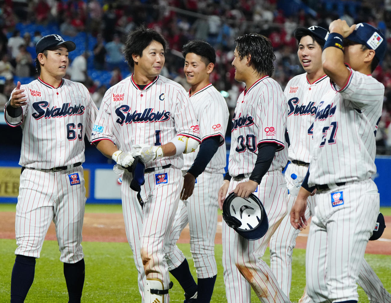 ヤクルト対広島　試合後、サヨナラ3点本塁打を放ったヤクルト赤羽（左から4人目）を祝福する山田（同2人目）（撮影・江口和貴）