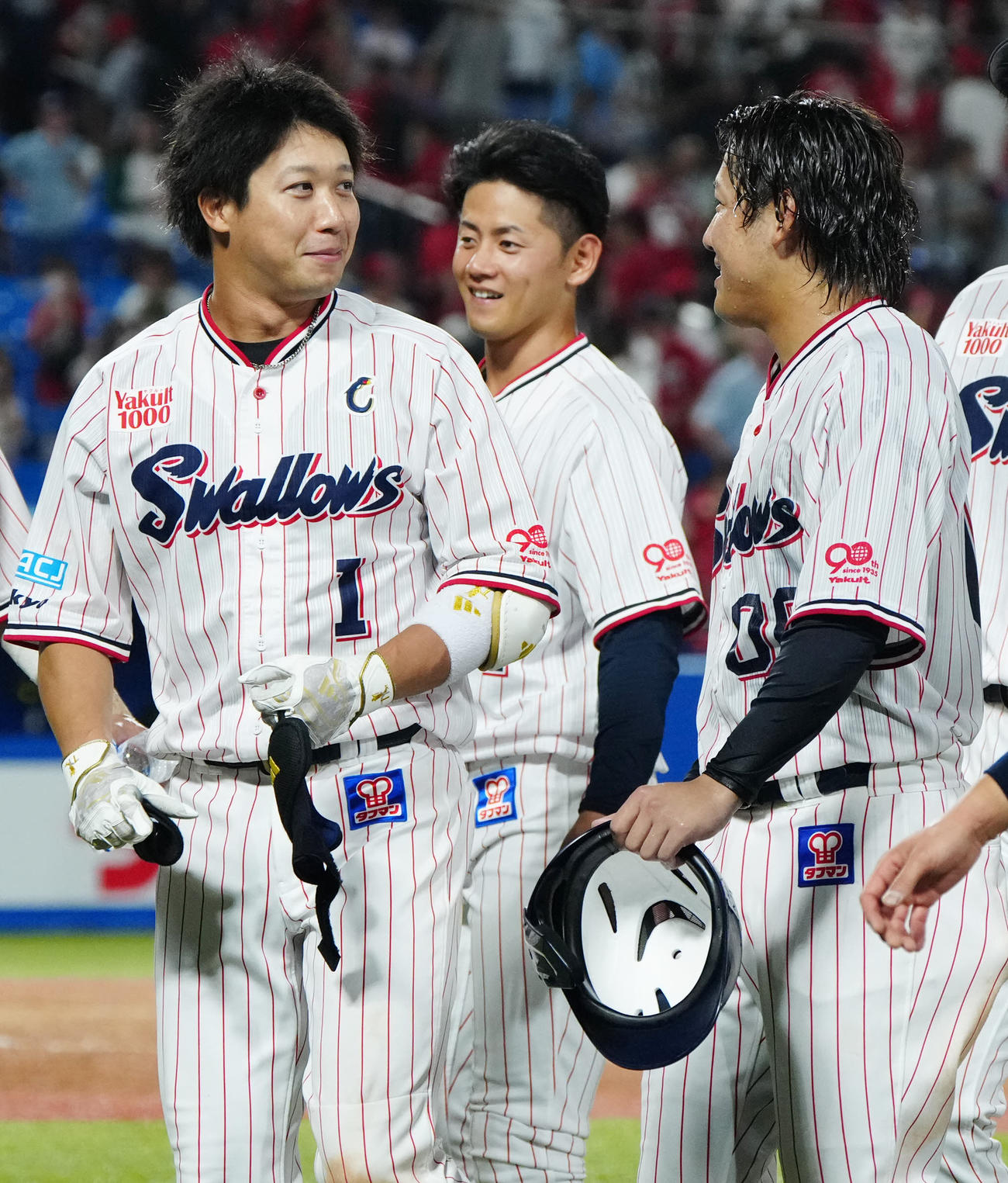ヤクルト対広島　試合後、サヨナラ3点本塁打を放ったヤクルト赤羽（右）を祝福する山田（撮影・江口和貴）