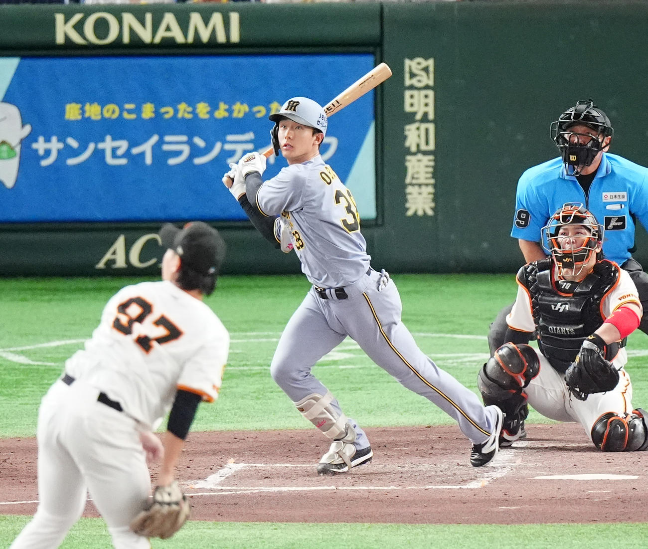 巨人対阪神　3回表阪神1死一塁、2打席連発となる右越え2点本塁打を放つ小幡（撮影・清水貴仁）