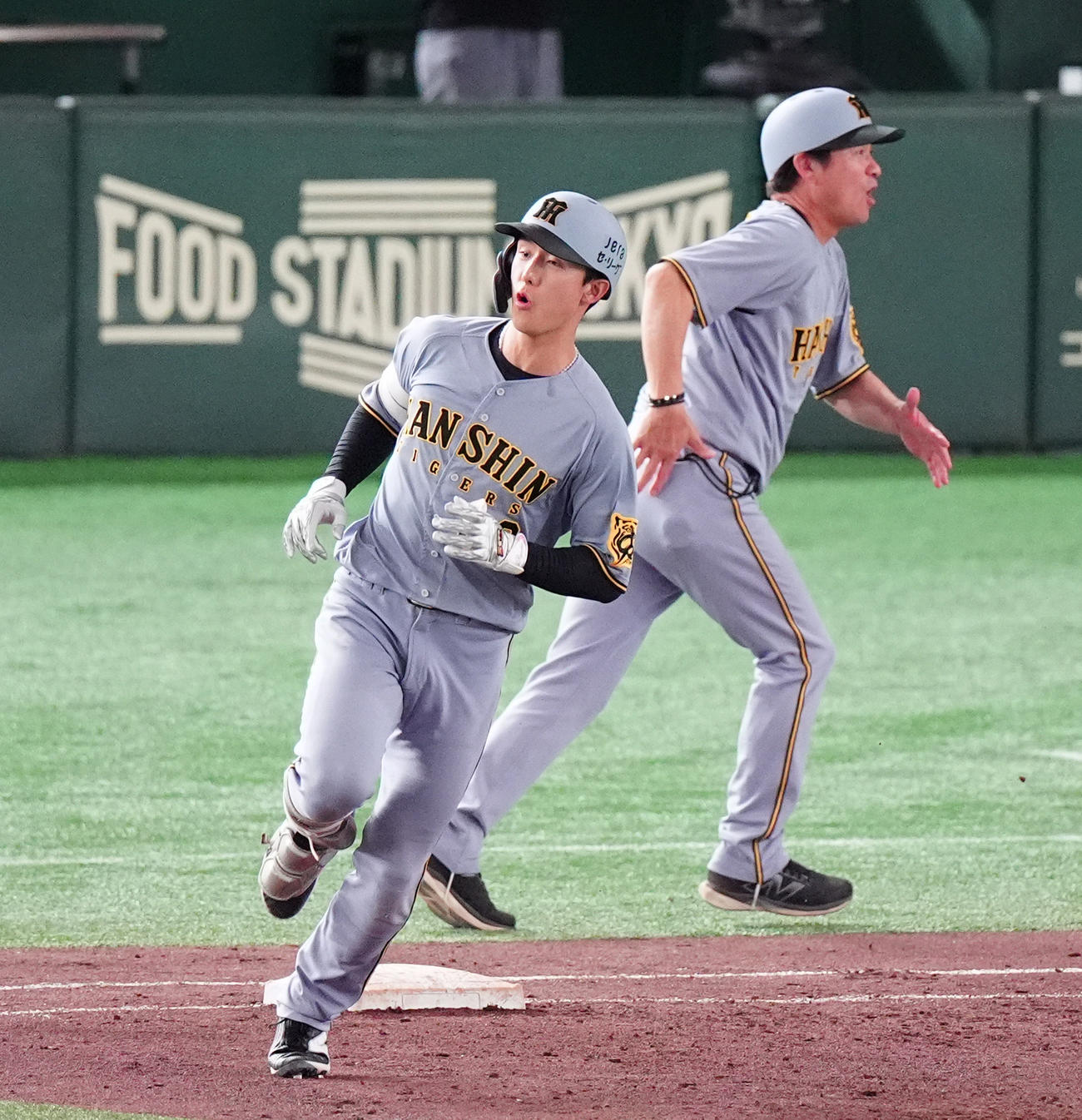 巨人対阪神　3回表阪神1死一塁、2打席連発となる右越え2点本塁打を放つ小幡（撮影・清水貴仁）
