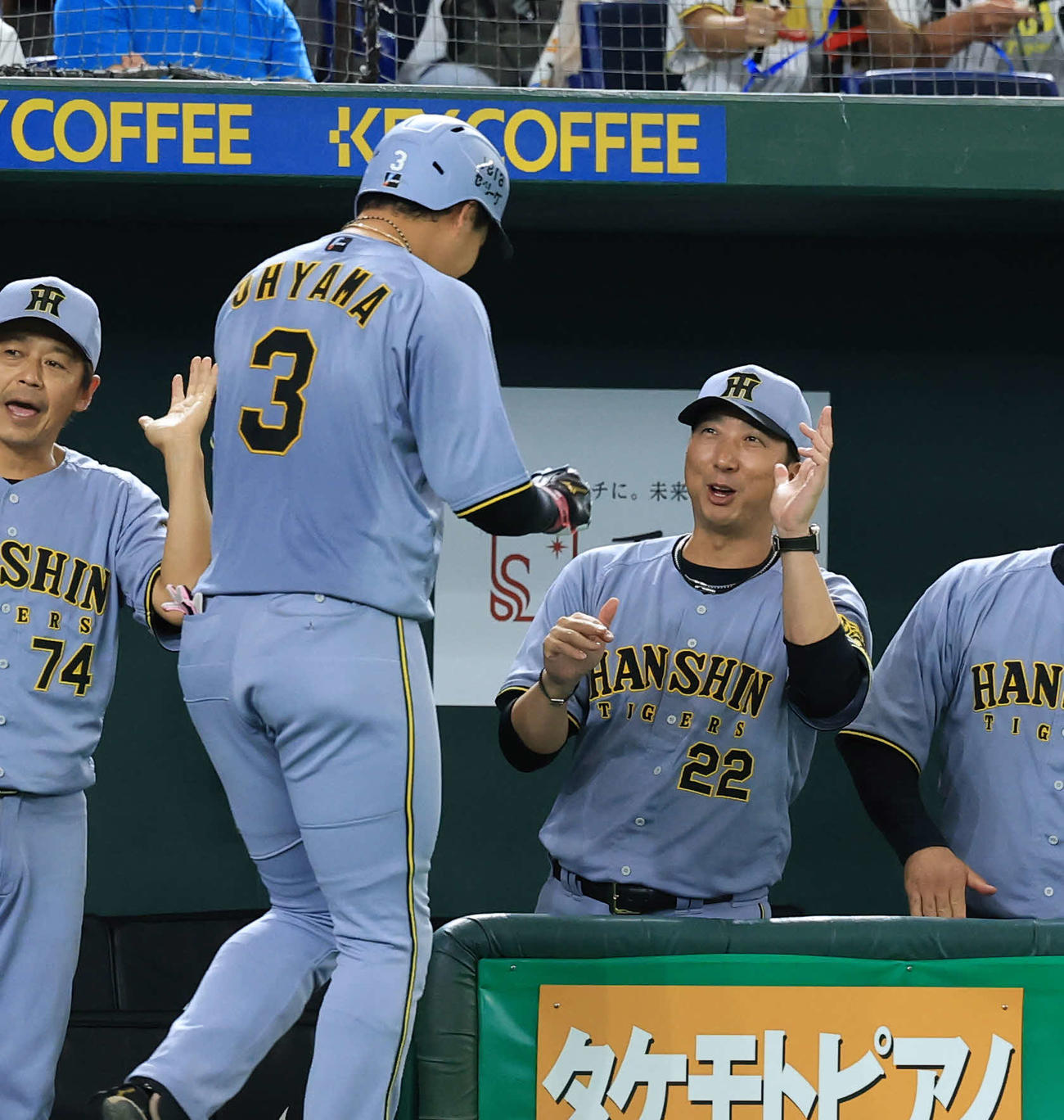 巨人対阪神　5回表阪神無死一塁、大山（手前）が2点本塁打を放ち笑顔で迎える藤川監督（撮影・浅見桂子）