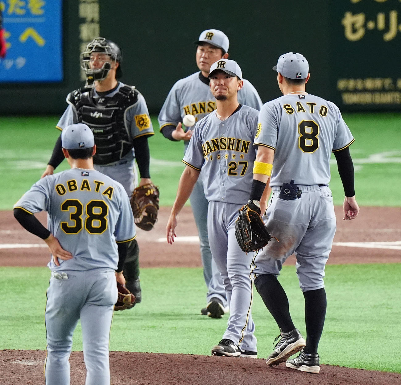 巨人対阪神　7回途中で降板となる阪神伊藤将（右から2人目）（撮影・清水貴仁）
