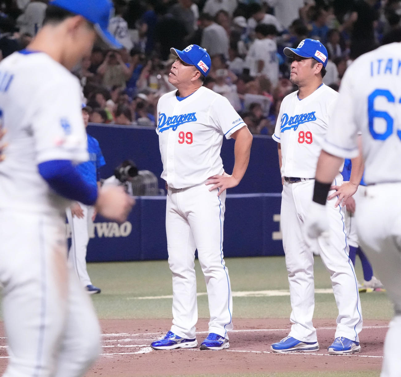 中日対DeNA　試合終了、井上監督（左から2人目）は整列しスタンドを見つめる（撮影・森本幸一）