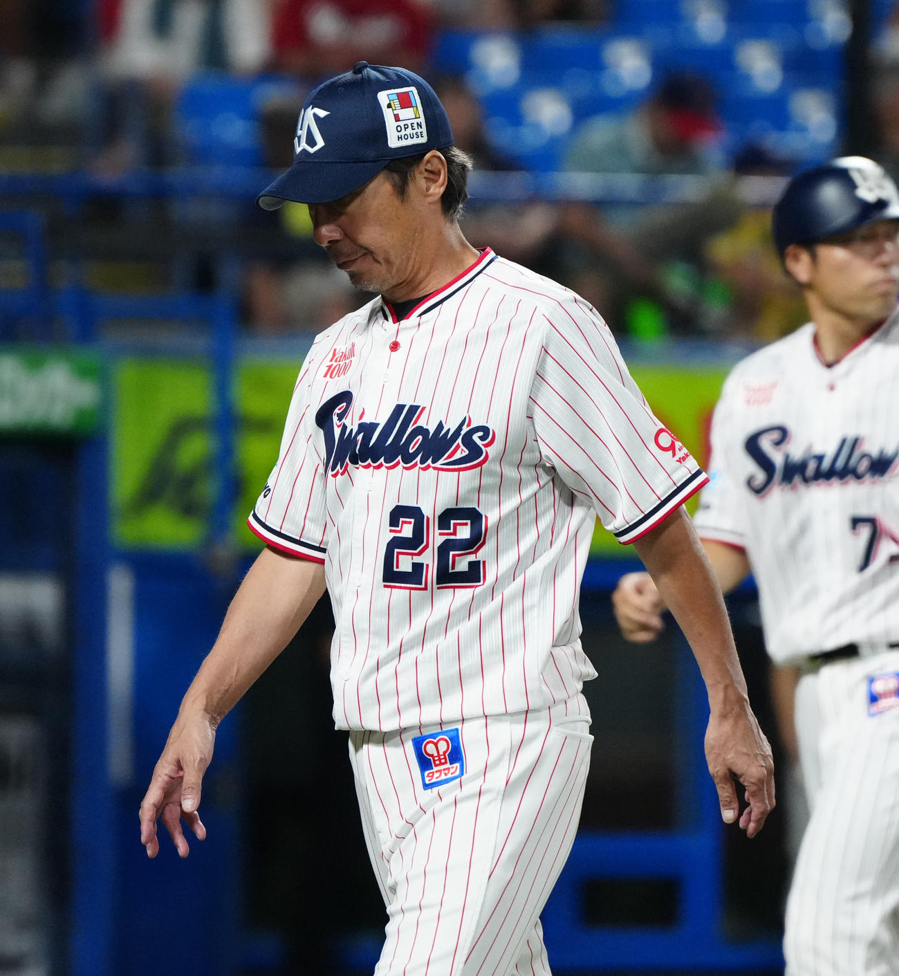 ヤクルト対広島　9回表開始前、選手交代を告げベンチに引き揚げるヤクルト高津監督（撮影・江口和貴）
