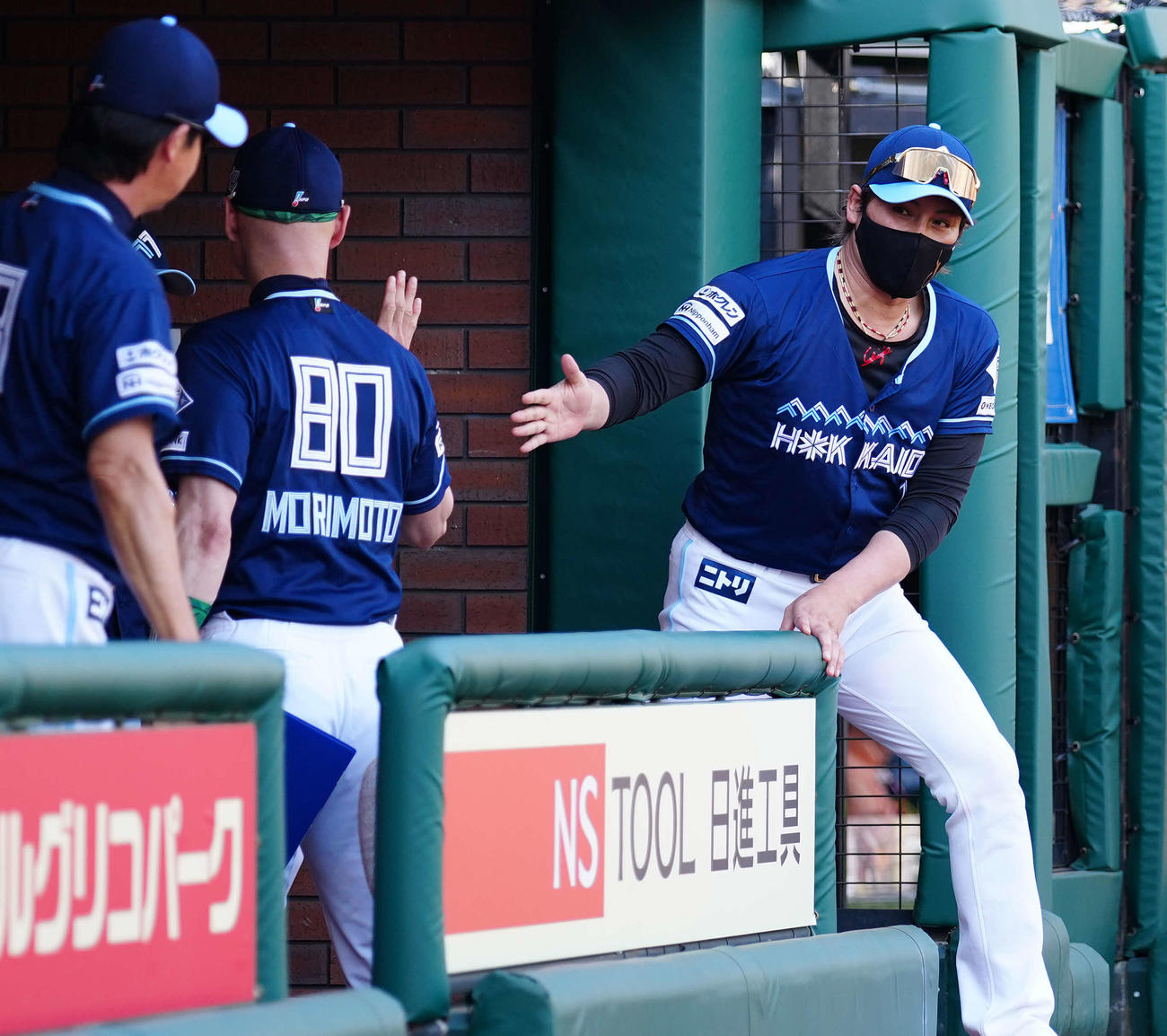 楽天対日本ハム　楽天に3連勝し、コーチ陣とタッチを交わす日本ハム新庄監督（右）（撮影・鈴木みどり）
