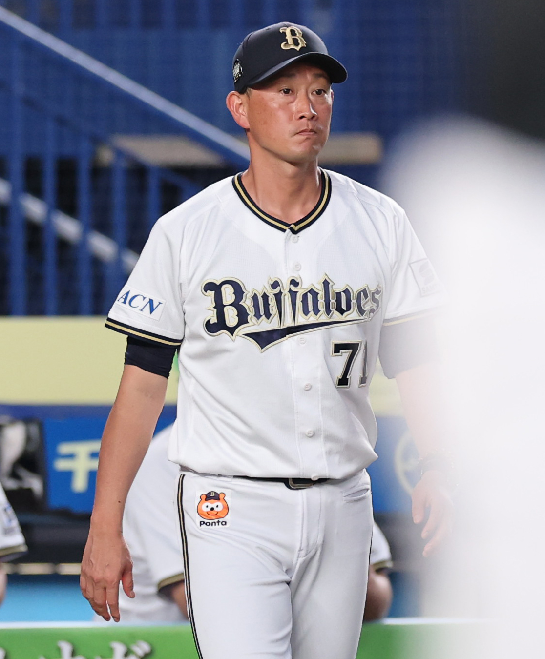 ロッテ対オリックス　選手交代を告げるオリックス岸田監督（撮影・野上伸悟）