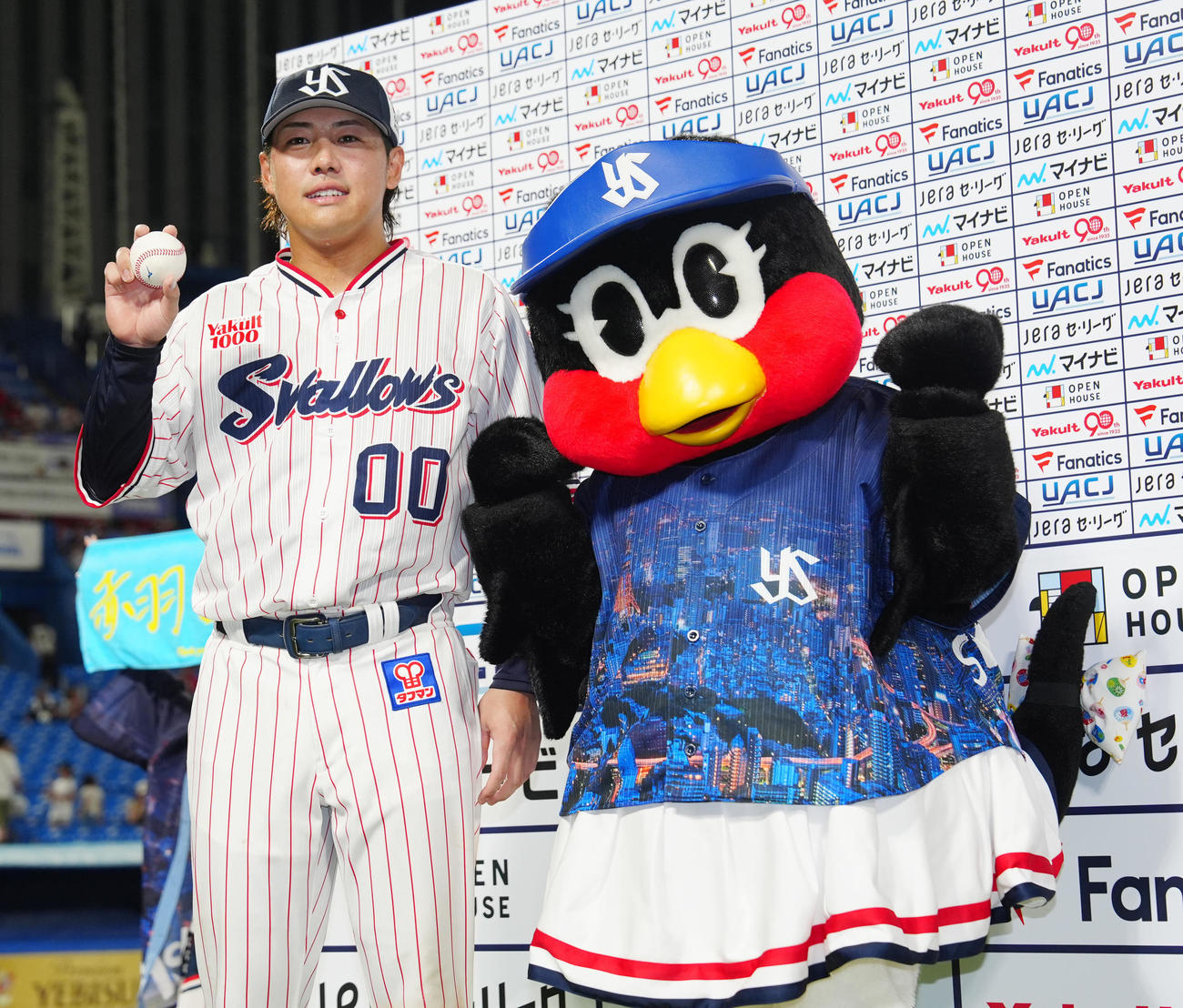 ヤクルト対広島　試合後、サヨナラ3点本塁打のボールを手に、つばみと写真に納まるヤクルト赤羽（撮影・江口和貴）