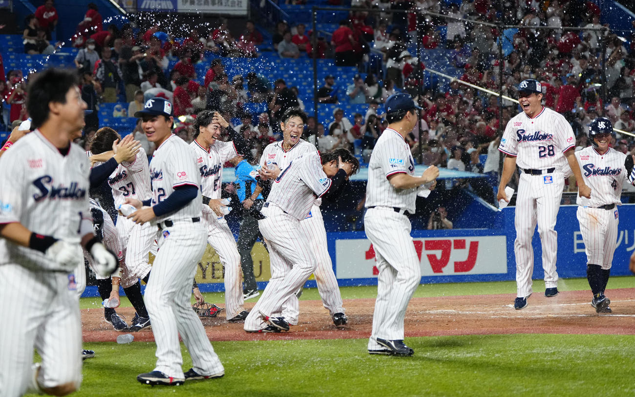 ヤクルト対広島　9回裏ヤクルト2死一、三塁、サヨナラ3点本塁打となりチームメートから祝福される赤羽（中央）（撮影・江口和貴）