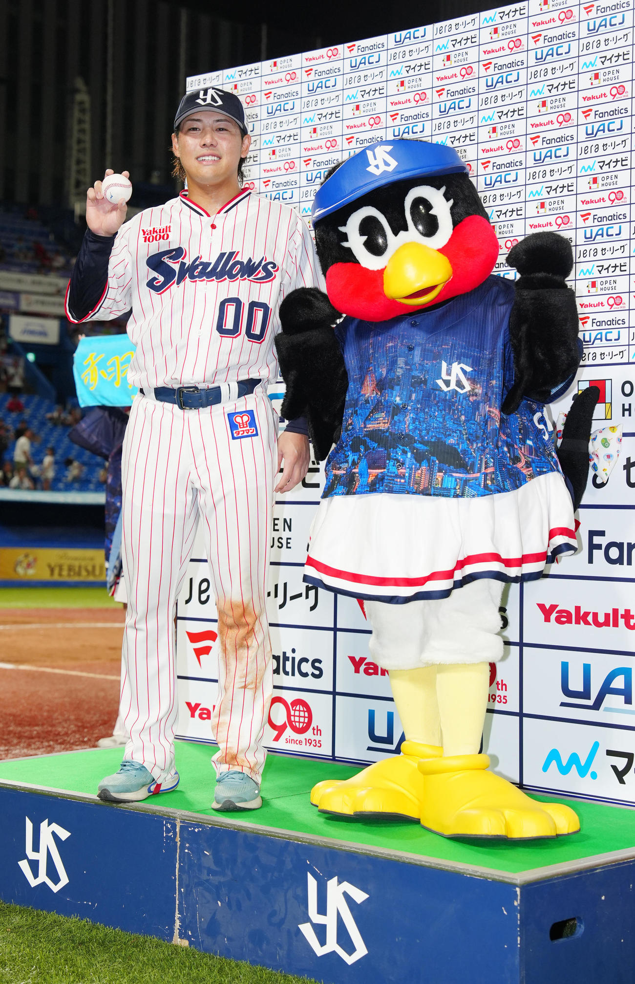 ヤクルト対広島　試合後、サヨナラ3点本塁打のボールを手に、つばみと写真に納まるヤクルト赤羽（撮影・江口和貴）
