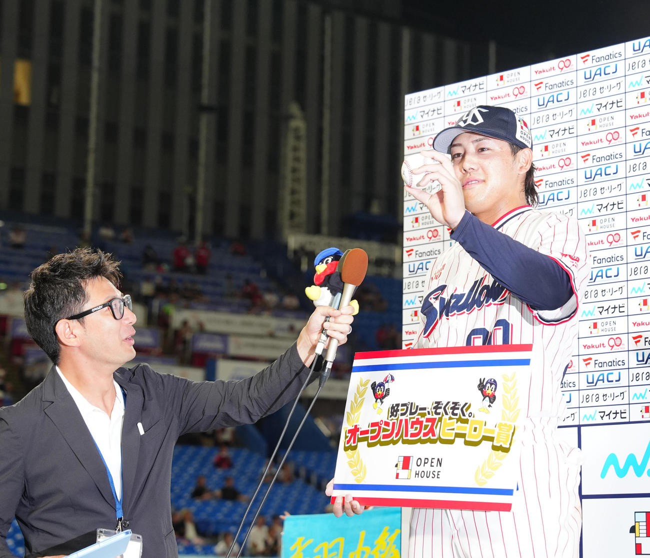 ヤクルト対広島　試合後、サヨナラ3点本塁打のボールを手にするヤクルト赤羽（撮影・江口和貴）