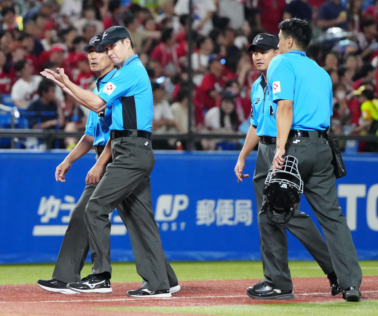 ヤクルト対広島　9回裏ヤクルト2死一、三塁、赤羽の左翼ポール際の打球判定で協議に向かう審判団（撮影・江口和貴）