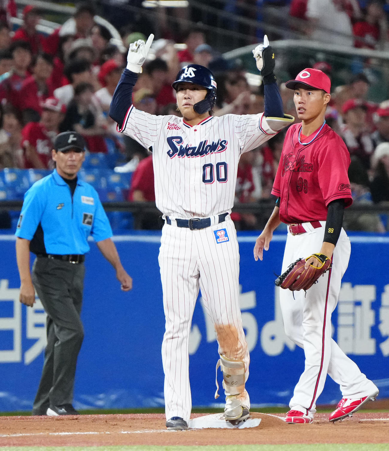 ヤクルト対広島　9回裏ヤクルト2死一、三塁、協議の結果、サヨナラ3点本塁打となった赤羽（中央）（撮影・江口和貴）