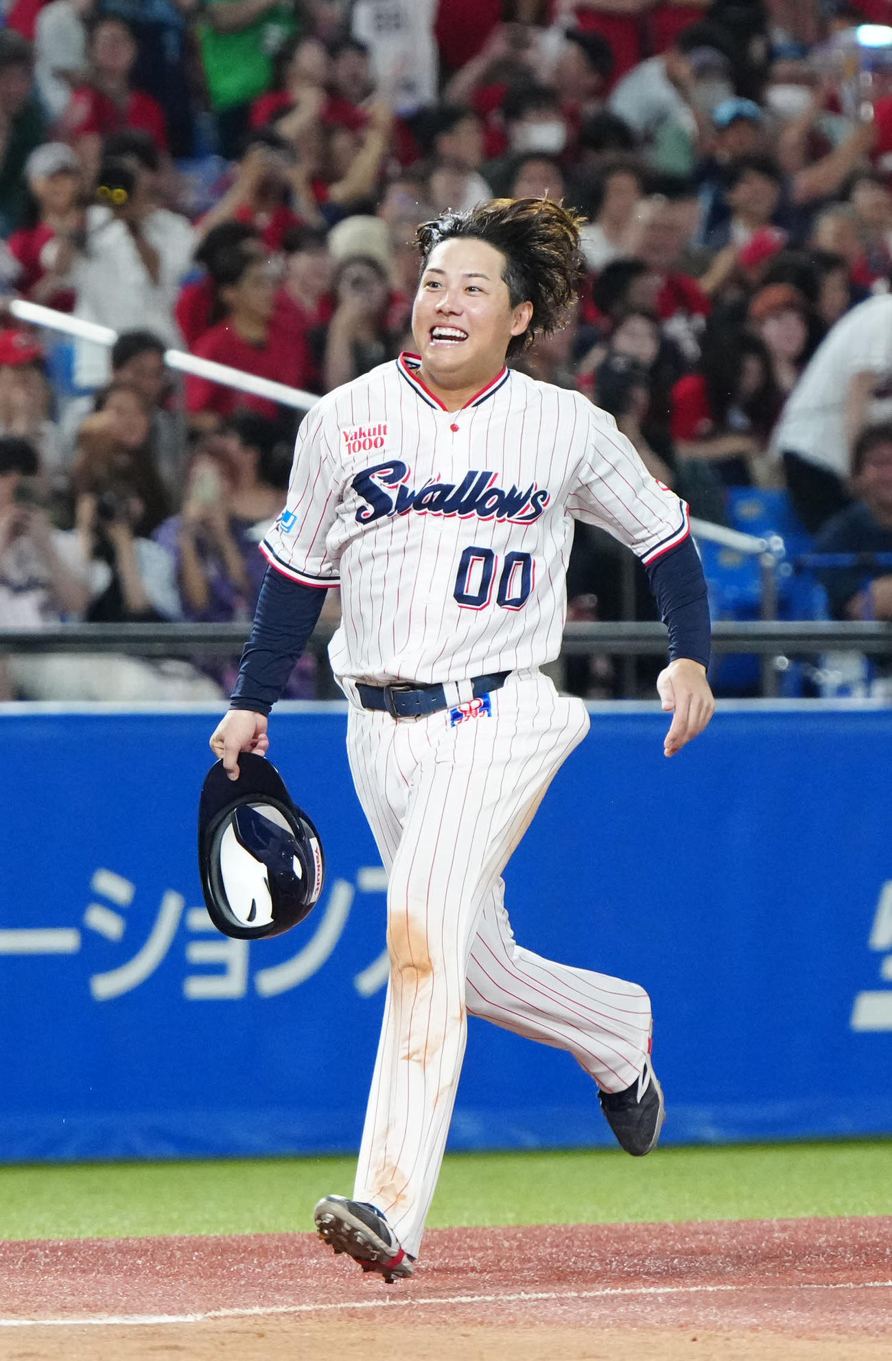 ヤクルト対広島　9回裏ヤクルト2死一、三塁、サヨナラ3点本塁打となり生還する赤羽（撮影・江口和貴）