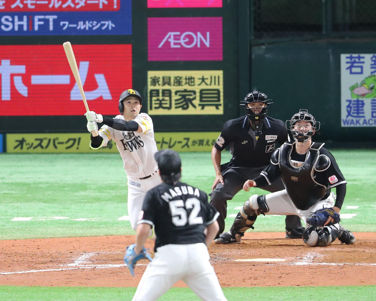 ソフトバンク対ロッテ　9回裏ソフトバンク2死満塁、川瀬晃は左越えにサヨナラとなる適時二塁打を放つ（2025年5月2日撮影）