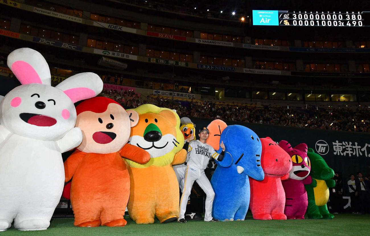 ソフトバンク対ロッテ　ロッテに逆転サヨナラ勝利し、たべっ子どうぶつのキャラクターたちと写真に納まる川瀬（2025年5月2日撮影）