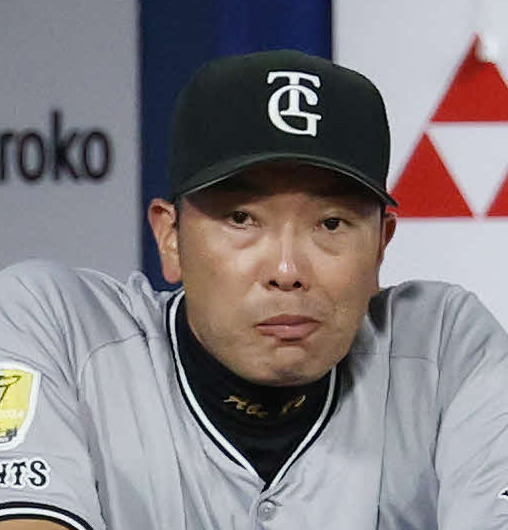 DeNA対巨人　ベンチで厳しい表情の巨人阿部監督（撮影・宮地輝）
