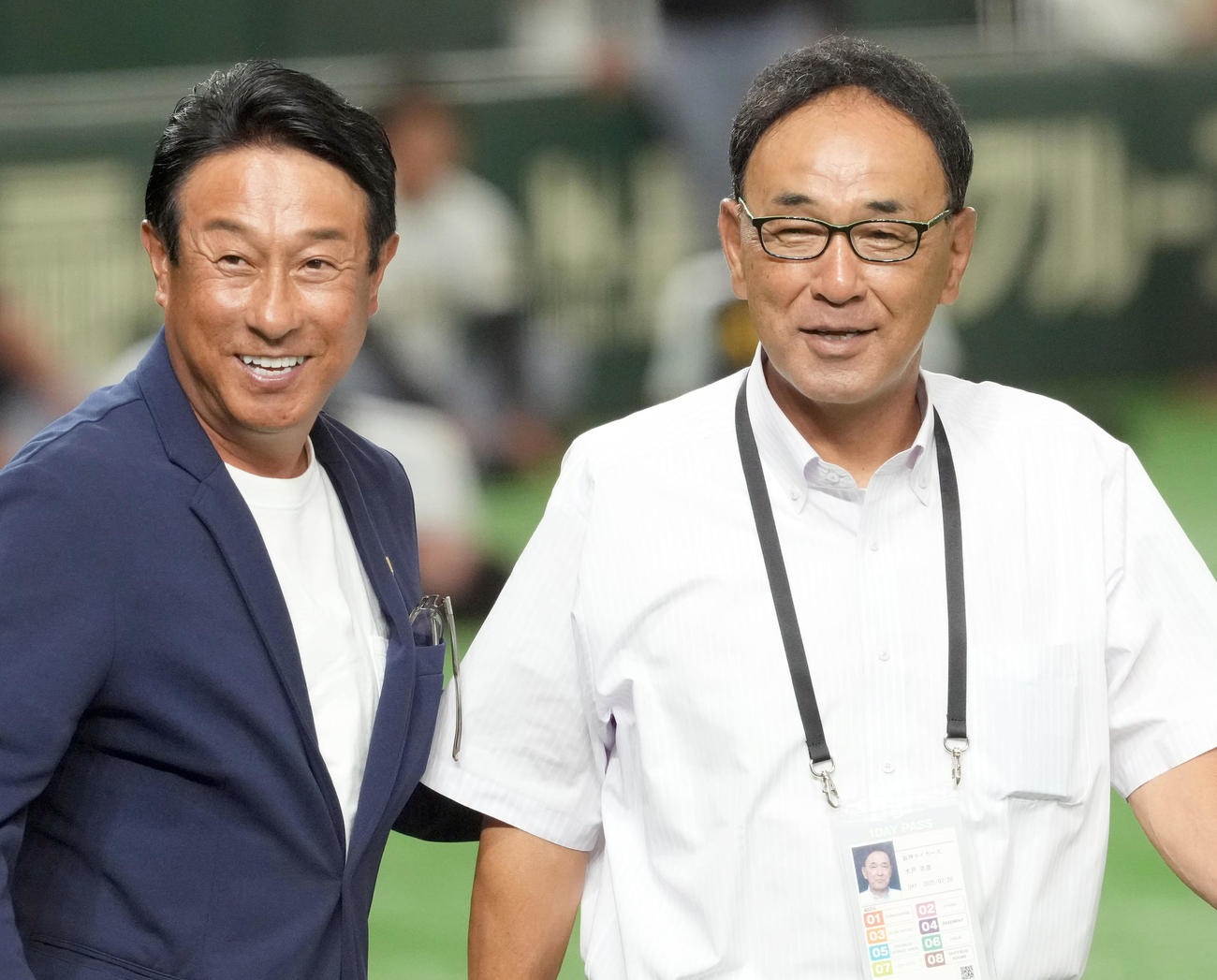巨人対阪神　タイガースWomenの木戸克彦監督（右）と巨人女子チームの宮本和知監督（2025年7月20日撮影）