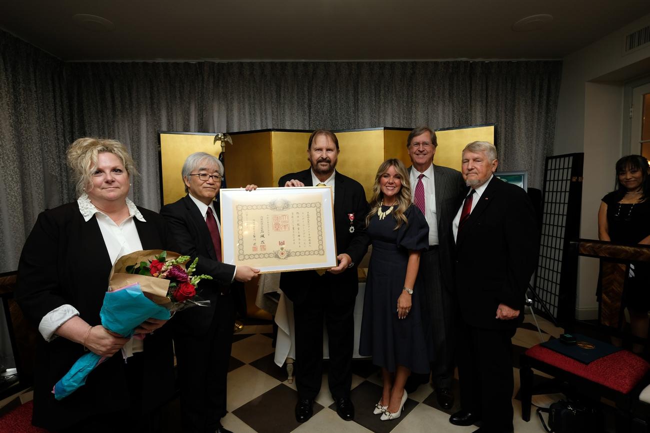 旭日小綬章を授与された元阪神のバース氏（左から3人目）。左端から妻ケリーさん、長沼在ヒューストン総領事、1人おいて、ターナー・オクラホマ州知事代理、バートレット・在タルサ名誉領事、ハーディン・在オクラホマシティ前名誉領事（バース氏提供）