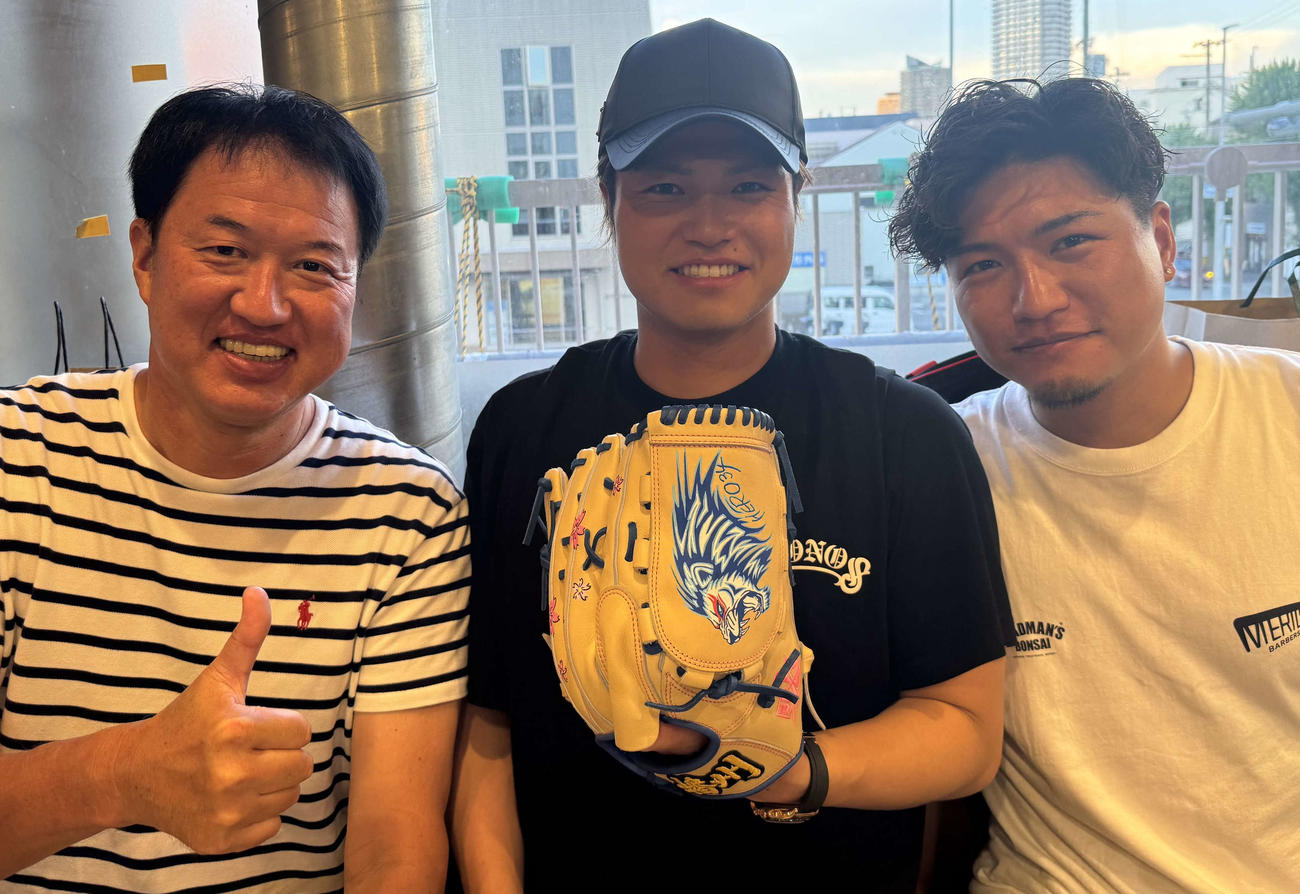 球宴用の播州クラブを受け取った西武甲斐野（中央）。左は同グラブ制作「野球一筋」の西山孝彦社長、右は甲斐野の兄・耕一氏（写真は同社提供）