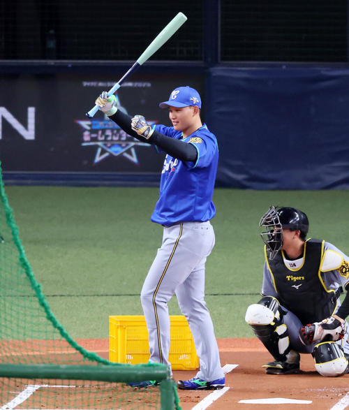 全パ対全セ　ホームランダービーで最後に柵越え弾を放ちガッツポーズを決める森下（撮影・加藤哉）