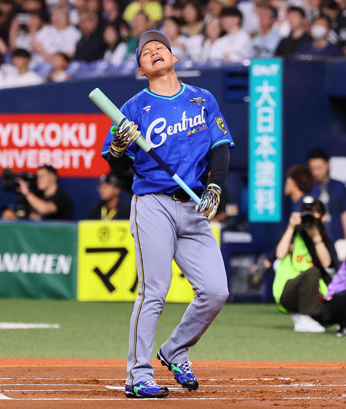 全パ対全セ　本塁打競争でファウルになり天を仰ぐ全セ森下（撮影・藤尾明華）