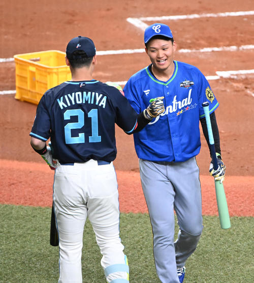 全パ対全セ　ホームランダービーで1本に終わり対戦する日本ハム清宮とタッチする阪神森下（撮影・和賀正仁）