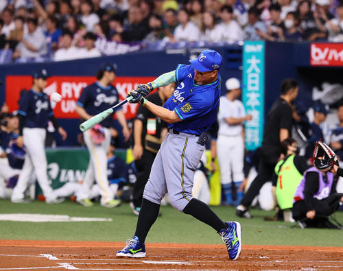 全パ対全セ　本塁打競争2回戦で本塁打を放つ全セ佐藤輝（撮影・藤尾明華）