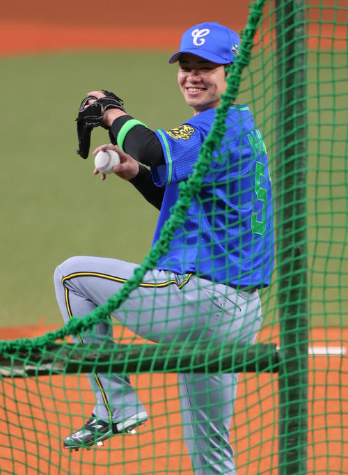 ホームランダービーで全セ佐藤輝に投げる全セ中野（撮影・上山淳一）