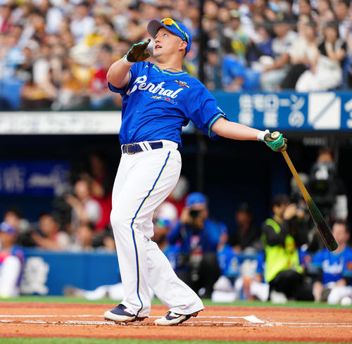 全セ対全パ　ホームランダービー準々決勝で本塁打を放つDeNA牧（撮影・鈴木みどり）