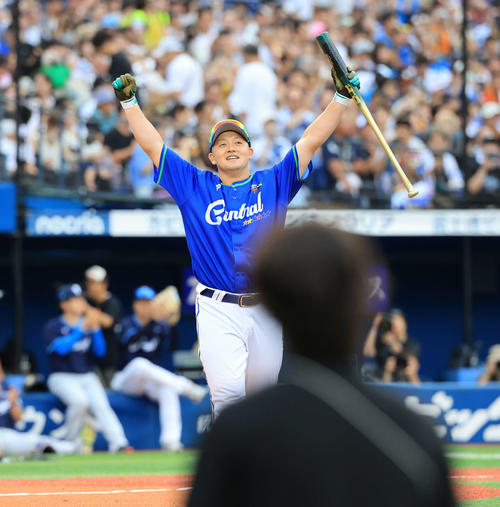 全セ対全パ　ホームランダービーで優勝を決めガッツポーズのDeNA牧（撮影・浅見桂子）