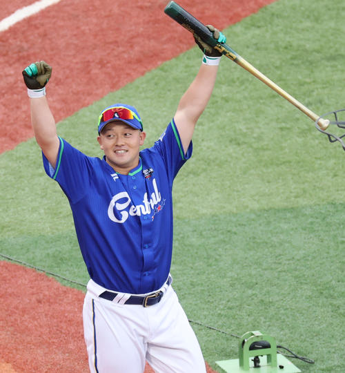 全セ対全パ　ホームランダービーを制し喜ぶ全セ牧（撮影・野上伸悟）