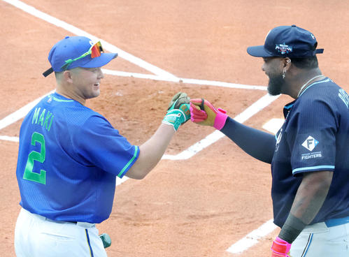 全セ対全パ　ホームランダービーでグータッチするDeNA牧（左）と日本ハムレイエス（撮影・鈴木正人）