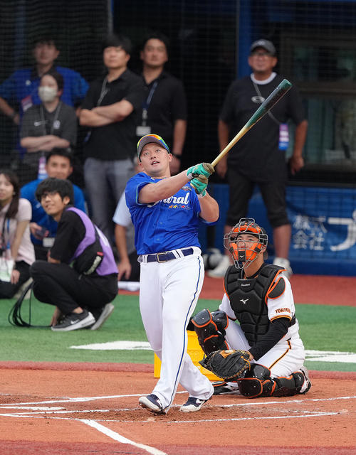 ホームランダービーで優勝を決める1本を放つDeNA牧（撮影・足立雅史）