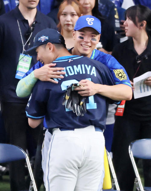 全パ対全セ　ホームランダービーで準決勝敗退の全セ佐藤輝は全パ清宮（左）とハグ（撮影・加藤哉）