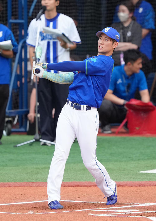 ホームランダービーで柵越えの当たりを放つ中日上林（撮影・足立雅史）