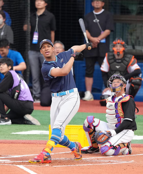 ホームランダービーで柵越えの当たりを放つ日本ハム万波（撮影・足立雅史）