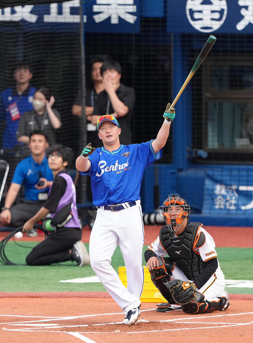 ホームランダービーで柵越えの当たりを放つDeNA牧（撮影・足立雅史）