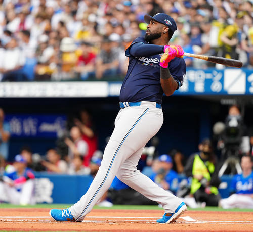 全セ対全パ　ホームランダービー準々決勝で本塁打を放つ日本ハムのレイエス（撮影・鈴木みどり）