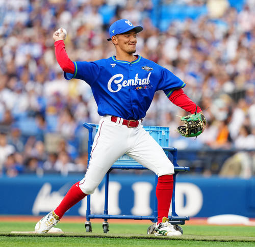 全セ対全パ　ホームランダービー準々決勝でDeNA牧の投手を務めた広島矢野（撮影・鈴木みどり）