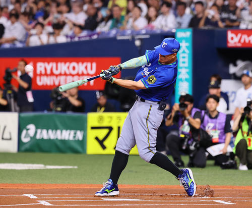 全パ対全セ　本塁打競争で本塁打を放つ全セ佐藤輝（撮影・藤尾明華）