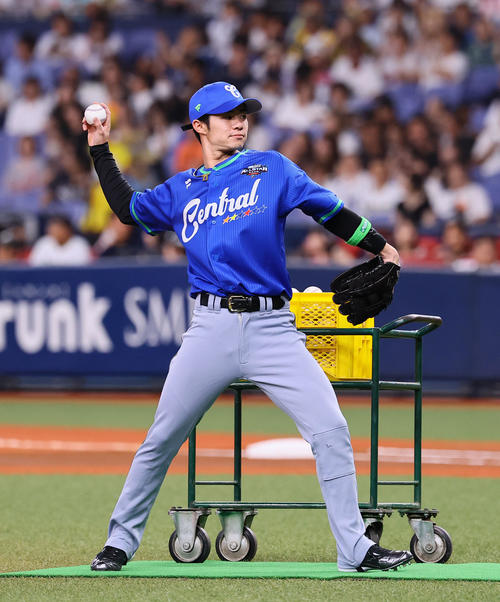 全パ対全セ　本塁打競争で佐藤輝明の投手役を務める全セ中野（撮影・藤尾明華）
