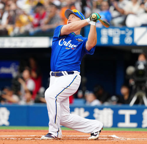 全セ対全パ　ホームランダービー準決勝で本塁打を放つDeNA牧（撮影・鈴木みどり）