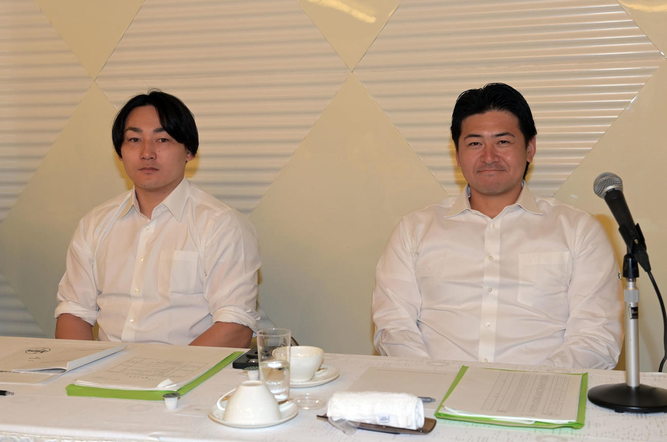 選手会総会を行う会長の会沢（右）と丸副会長（撮影・和賀正仁）