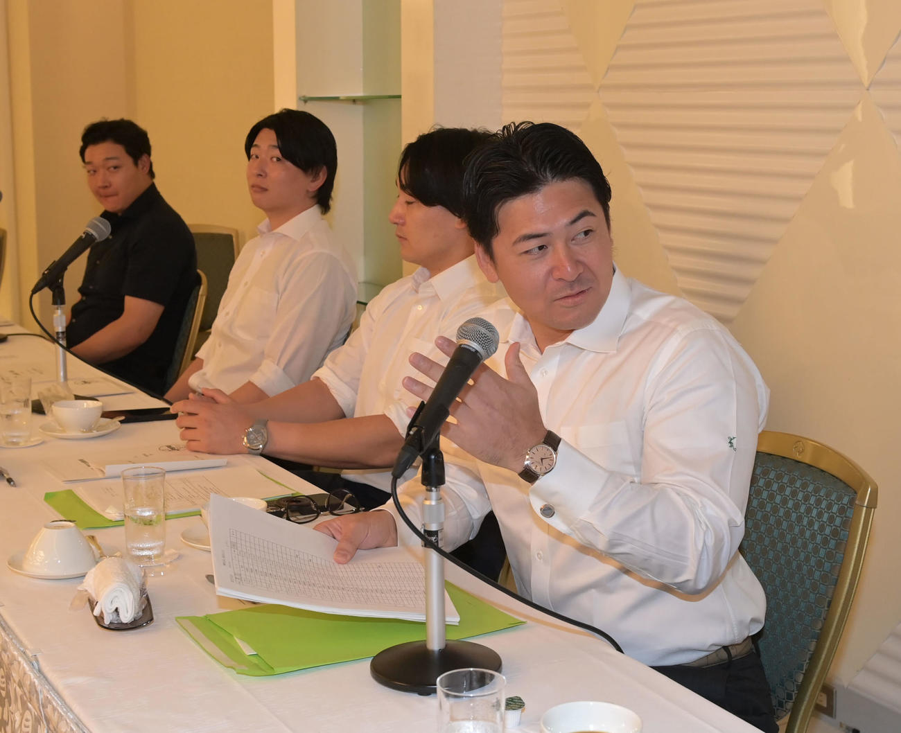 選手会総会を行う会沢会長（右）（撮影・和賀正仁）