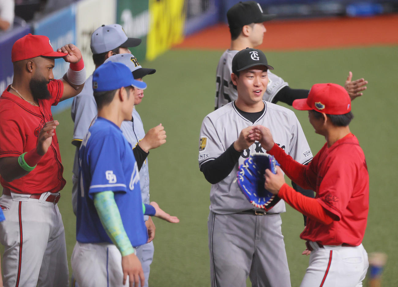 全パ対全セ　5回裏を無失点に終えた全セ森浦大輔（右）を出迎える全セ山崎（撮影・上山淳一）