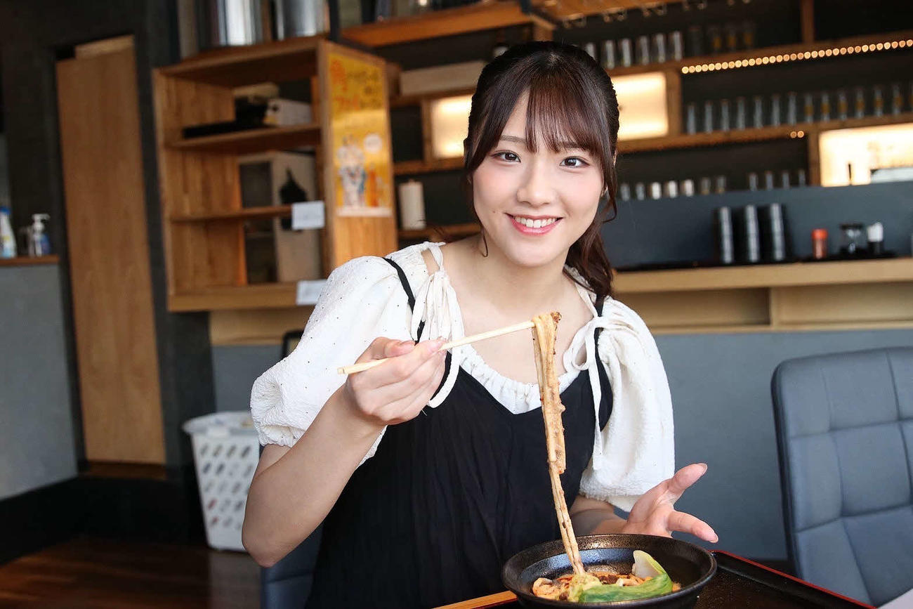 豆乳タンタンうどんを食べる工藤