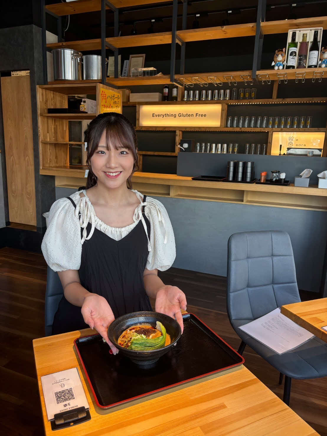 豆乳タンタンうどんを紹介する工藤