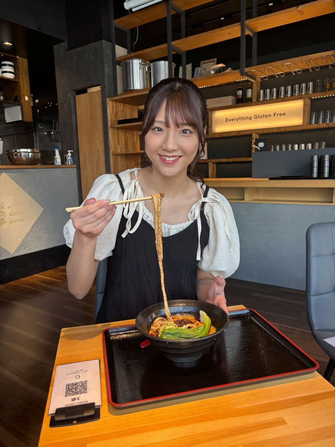 豆乳タンタンうどんを食べる工藤