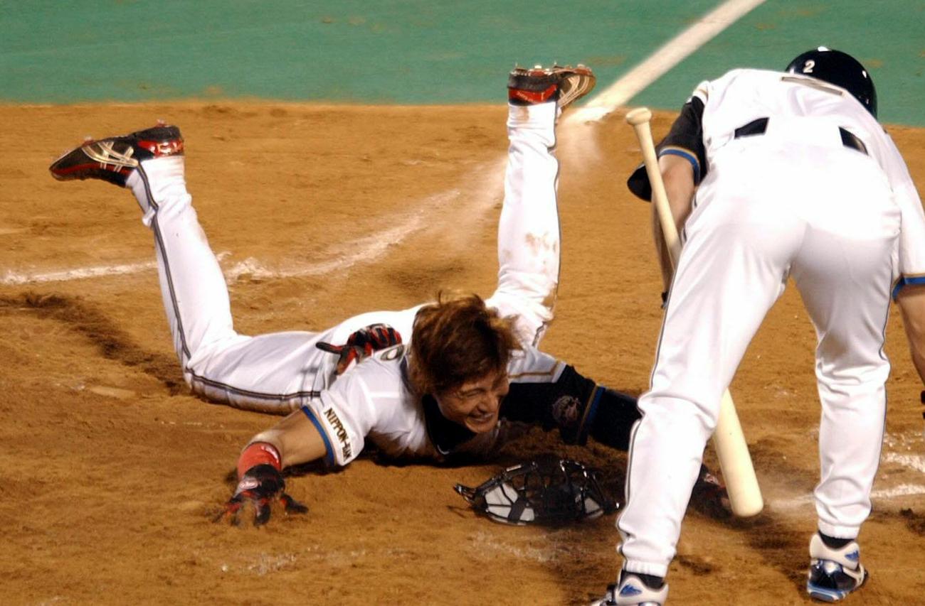 2004年オールスター第2戦　全パ対全セ　3回裏全パ2死三塁、打者小笠原道大（右）の時、三塁走者新庄剛志（日本ハム）は、バッテリーの意表を突き先制となる本塁盗塁に成功
