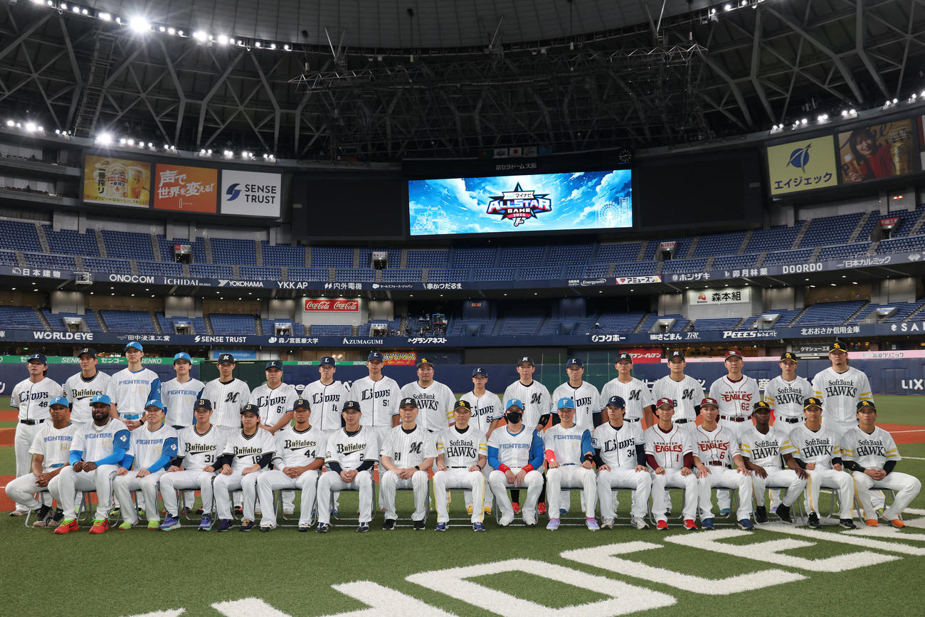 全パ対全セ　集合写真に納まる全パの選手たち（撮影・前田充）